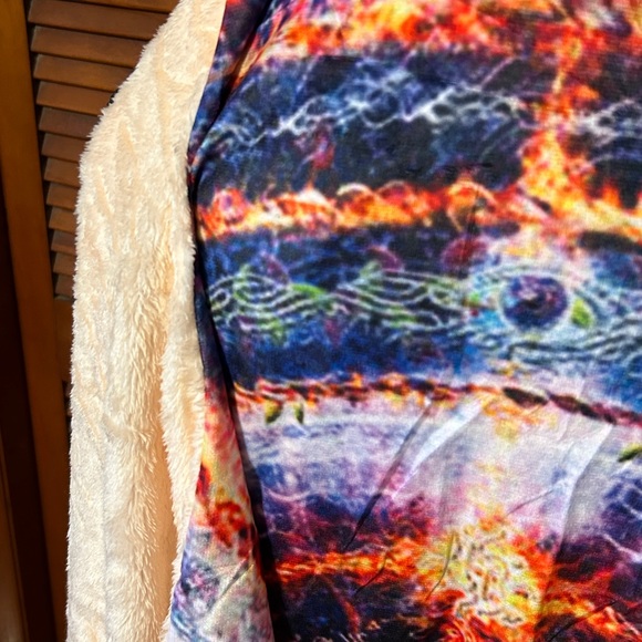 NWT soft hooded blanket ! - Picture 2 of 4